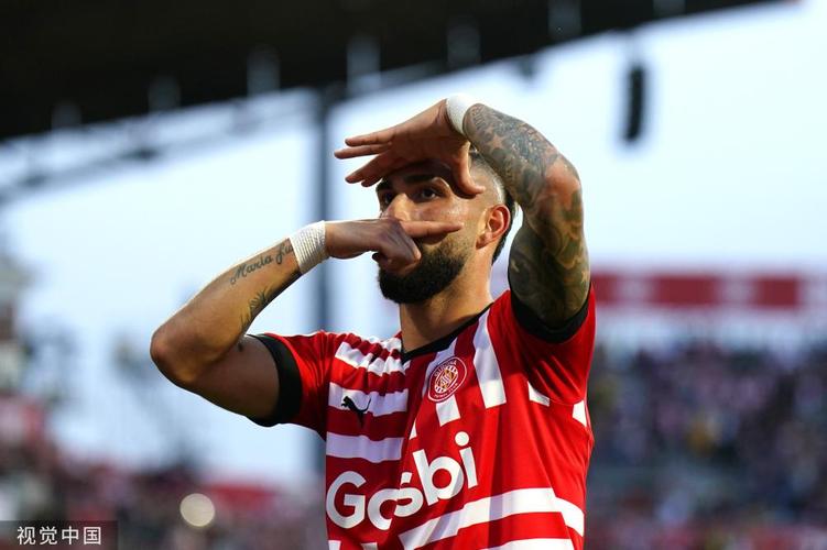 收获西甲生涯第150场胜利，维尼修斯获赠纪念球衣插图