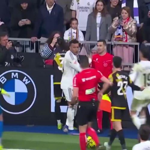 罗德里戈被推倒在广告牌附近，姆巴佩立即上前为队友出头