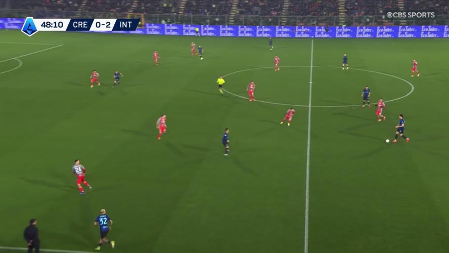 危险！克雷莫内塞门将被国米球迷区射来的烟花冲击波击中