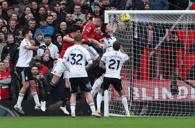 曼联本赛季联赛定位球打进14球，全英超仅次于阿森纳的17球